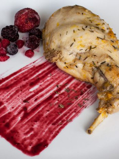 Una foto de Conejo con salsa de frutos rojos