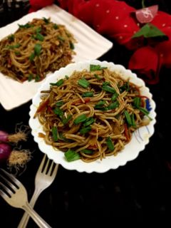 देसी फ्लेवर हक्का नूडल्स (desi flavour Hakka noodles recipe in Hindi) रेसिपी मुख्य फोटो
