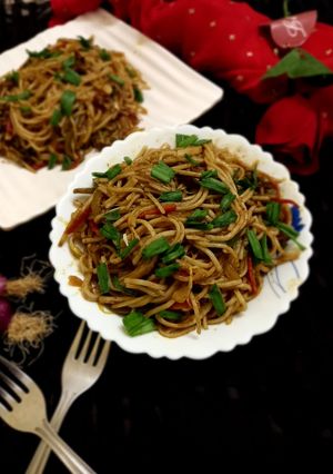 देसी फ्लेवर हक्का नूडल्स (desi flavour Hakka noodles recipe in Hindi) रेसिपी मुख्य फोटो