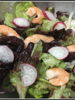 Una foto de Ensalada con langostinos