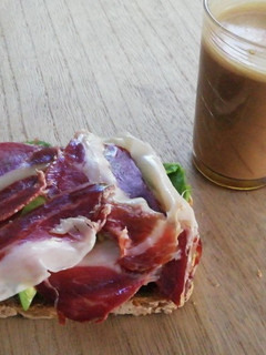 Una foto de Tostada de semillas con aguacate y jamón 😍❤️❤️
