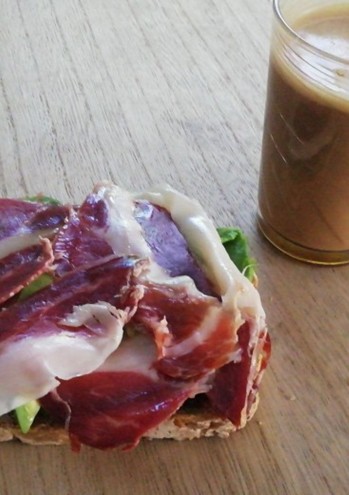 Una foto de Tostada de semillas con aguacate y jamón 😍❤️❤️