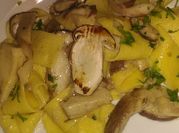 Una foto di pappardelle ai funghi