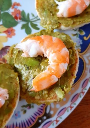 Une photo de Blinis au guacamole et crevettes 🍤