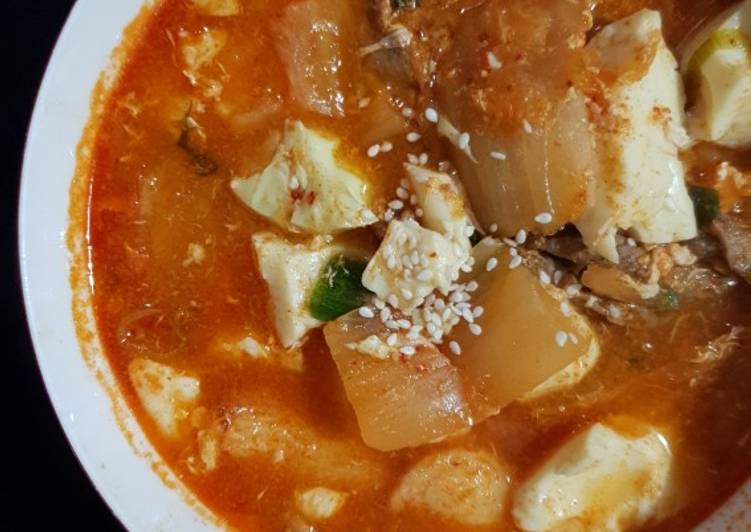 Sundubu jjigae (sup tahu pedas korea)