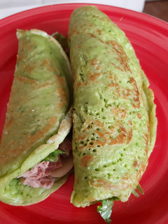Una foto de Crepes verdes rellenos