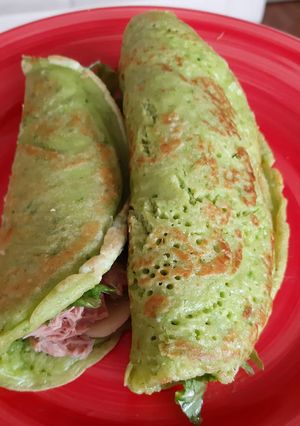 Una foto de Crepes verdes rellenos
