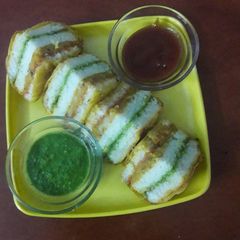 A picture of Bread pakoda.