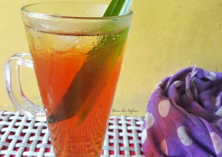 Cara Gampang Menyiapkan Pandan Iced Tea, Enak Banget