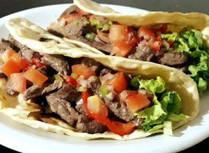 Una foto de Tacos con salsa pico de gallo