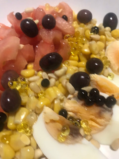 Una foto de Dos ensaladas, para dos gustos. Con caviar de acetto y caviar de aceite de oliva virgen