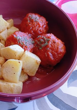 Una foto de Albóndigas con Tomate y Patatas
