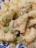 Pasta cremosa con zucchine e tonno