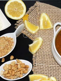 Foto de Caril de Camarão com Arroz de Limão e crocante de Amendoim