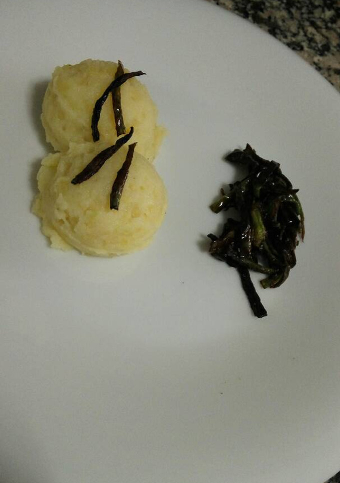 Una foto de Puré de patatas con acompañamiento de pimientos
