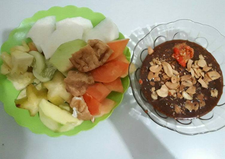 Rujak manis cocol bumbu