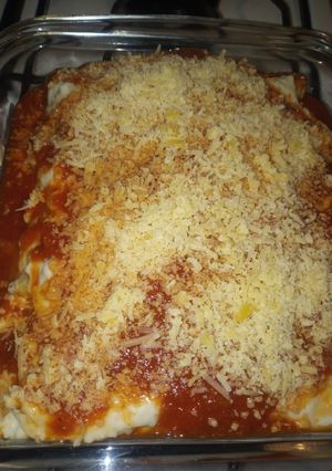 Una foto de Canelones con dos salsas