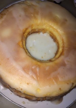 Una foto de Budín de vainilla con glaseado de limón🍋