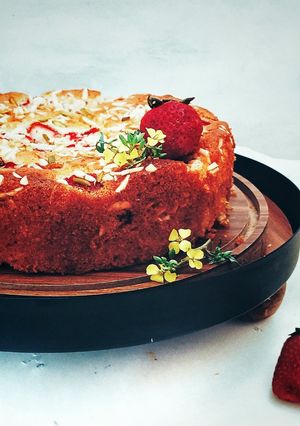عکسی از دستور کیک توت فرنگی وپرک بادام😍