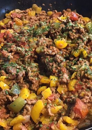 Une photo de Bœuf aux poivrons bicolores,tomates,herbes et épices