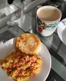 Huevos pericos con arepa🍅🍳🫓