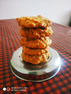 A picture of Orange oats cookies.