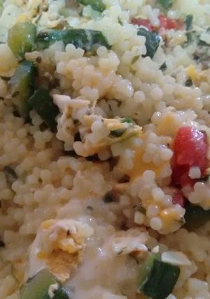 Una foto de Falso cuscus con vegetales y cheddar