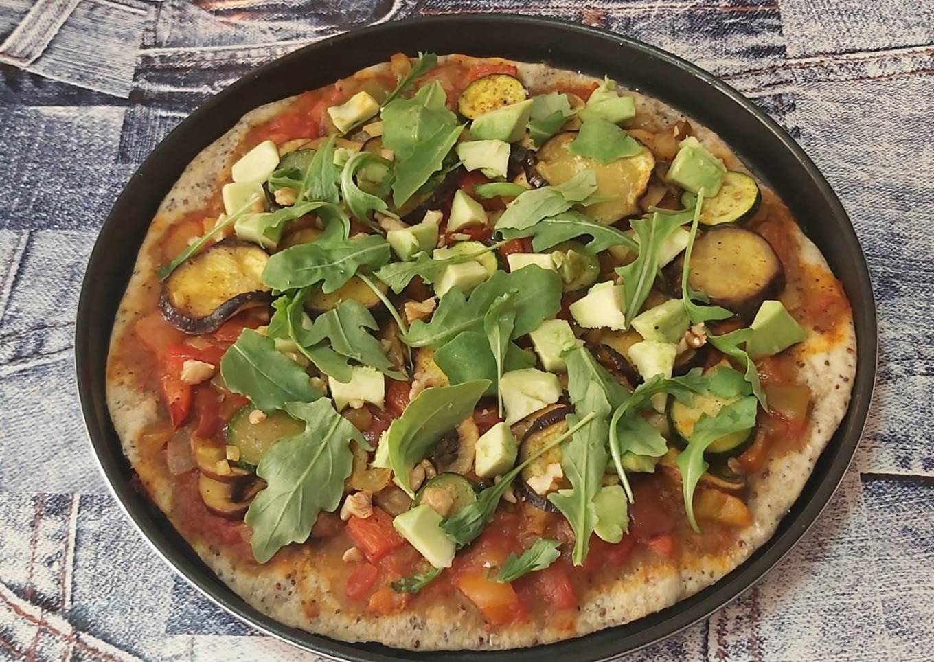 Pizza vegetariana con aguacate y nueces
