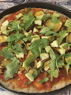 Una foto de Pizza vegetariana con aguacate y nueces