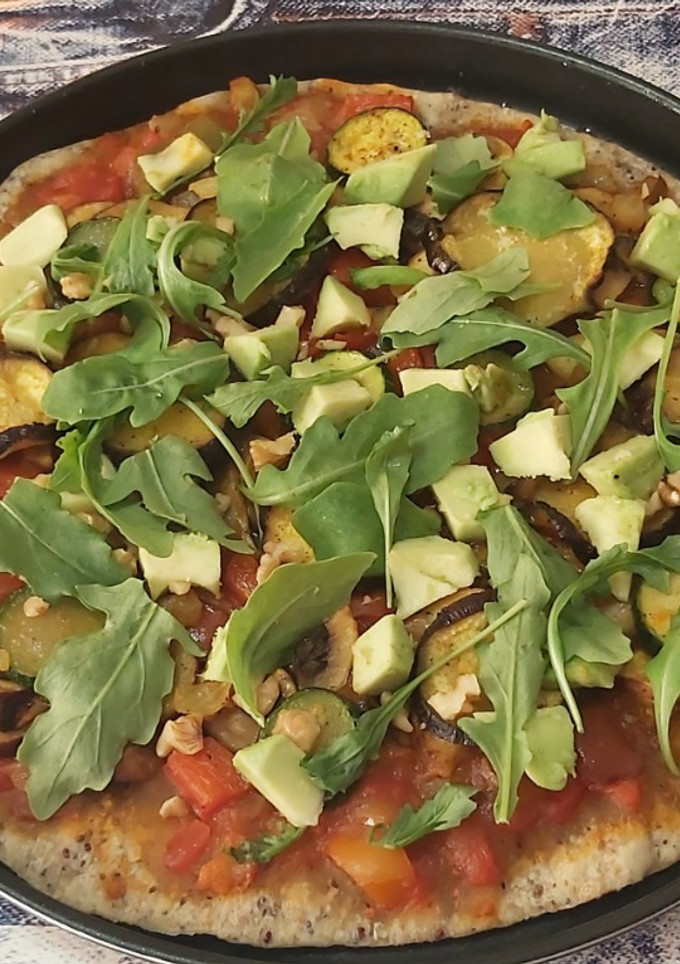 Una foto de Pizza vegetariana con aguacate y nueces