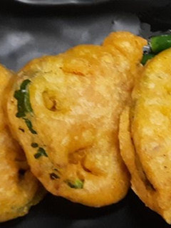 कॅप्सिकम भजी (Capsicum Bhajji Recipe In Marathi) रेसिपी चे मुख्य फोटो