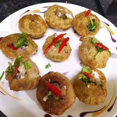 A picture of Golgappa with sprouted black gram.