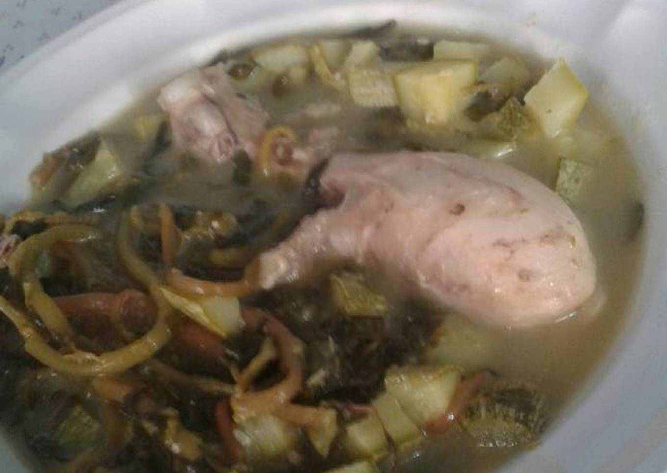 Pollito en salsa verde con calabazas y verdolagas