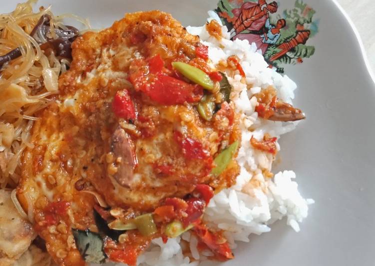 Langkah Mudah untuk Menyiapkan Telur Goreng Balado + Pete Anti Gagal