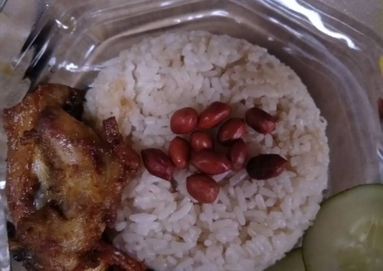 Cara Gampang Menyiapkan Nasi Lemak yang Menggugah Selera
