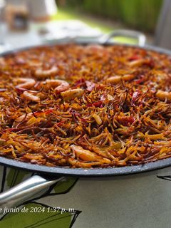 Una foto de Fideuá de langostinos al ajillo