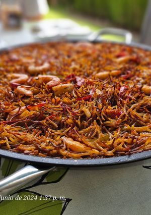 Una foto de Fideuá de langostinos al ajillo