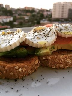 Una foto de Tostada de salmón y aguacate para desayunar