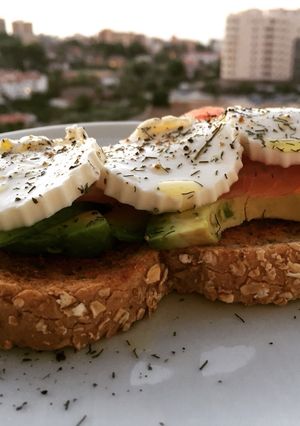 Foto principal de Tostada de salmón y aguacate para desayunar