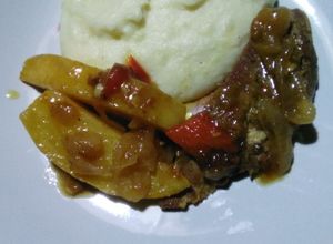 Una foto de Bondiola a la mostaza, con ragú de boniatos glaseados, con puré