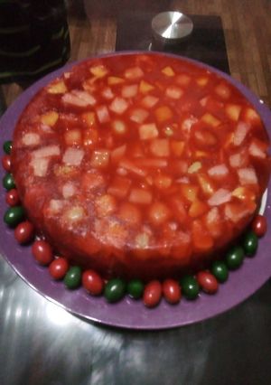 Una foto de Gelatina con cóctel de frutas en conservas