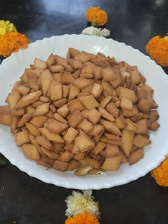 A picture of Crispy Shankarpari.