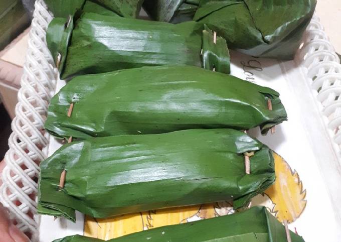 Cara Bikin Pepes/Brengkes bakar isi kelapa dan ikan pindang Sederhana Dan Enak