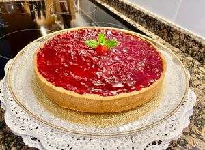 Una foto de Tarta de yogur con mermelada de frambuesas