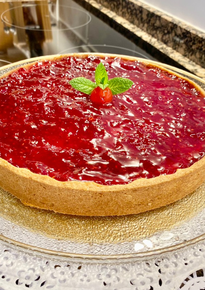 Una foto de Tarta de yogur con mermelada de frambuesas