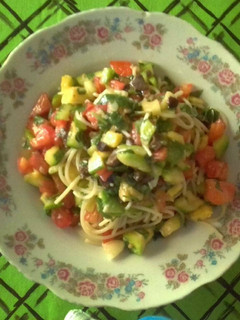 Una foto de Ensalada de pesto, pasta y verduras apta para celiacos