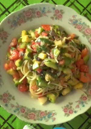 Foto principal de Ensalada de pesto, pasta y verduras apta para celiacos