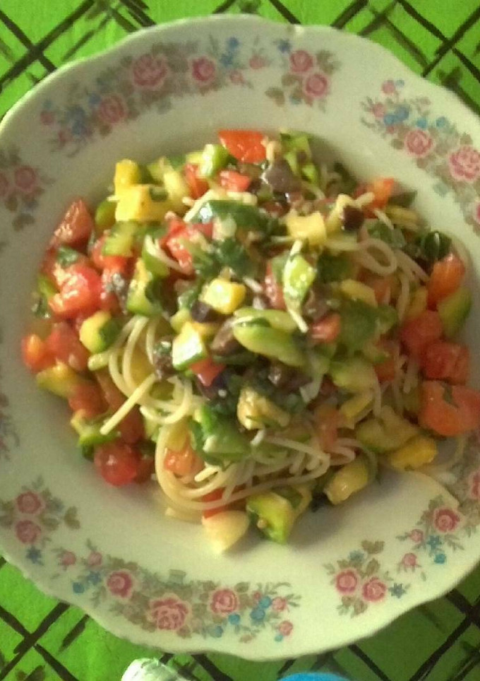Una foto de Ensalada de pesto, pasta y verduras apta para celiacos