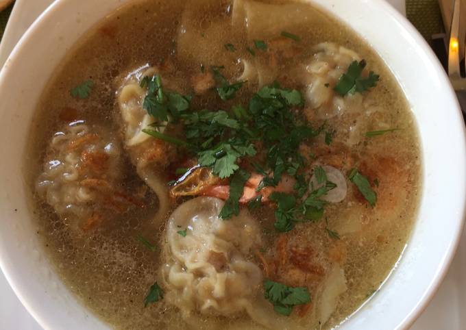 Soupe aux raviolis chinois