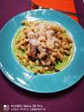 Riccioli ai funghi e salame su crema di piselli